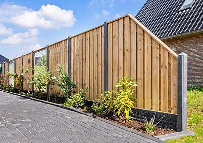 <p>In ons assortiment bieden wij allerlei verschillende tuinafscheidingen aan. Zoals houten tuinafscheidingen, maar ook composiet tuinafscheidingen als u minder onderhoud wilt hebben aan uw tuinafscheiding. Met meer dan 100 verschillende tuinafscheidingen bieden wij u de keus om een tuinafscheiding uit te zoeken die bij u past!</p>
