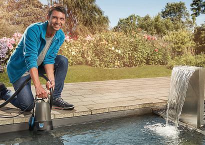 <p>Met de hoogwaardige vijverartikelen van Oase transformeert u uw tuin in een betoverend waterparadijs. Of u nu een kleine vijver of een uitgebreide waterpartij wilt aanleggen, Oase biedt alles wat u nodig heeft voor een gezond en levendig ecosysteem.</p>

<p><strong>De voordelen van Oase vijverartikelen:</strong></p>

<ul>
	<li><strong>Compleet assortiment:</strong> Oase heeft een uitgebreid assortiment vijverpompen, filters, verlichting, planten en accessoires. Zo vindt u alles wat u nodig heeft voor een professionele installatie.</li>
	<li><strong>Kwaliteit:</strong> Oase staat bekend om de hoge kwaliteit van haar producten. De artikelen zijn duurzaam, energiezuinig en gebruiksvriendelijk.</li>
	<li><strong>Innovatief:</strong> Oase is voortdurend bezig met het ontwikkelen van nieuwe en innovatieve producten. Zo bent u verzekerd van de nieuwste technologieën voor uw vijver.</li>
</ul>
